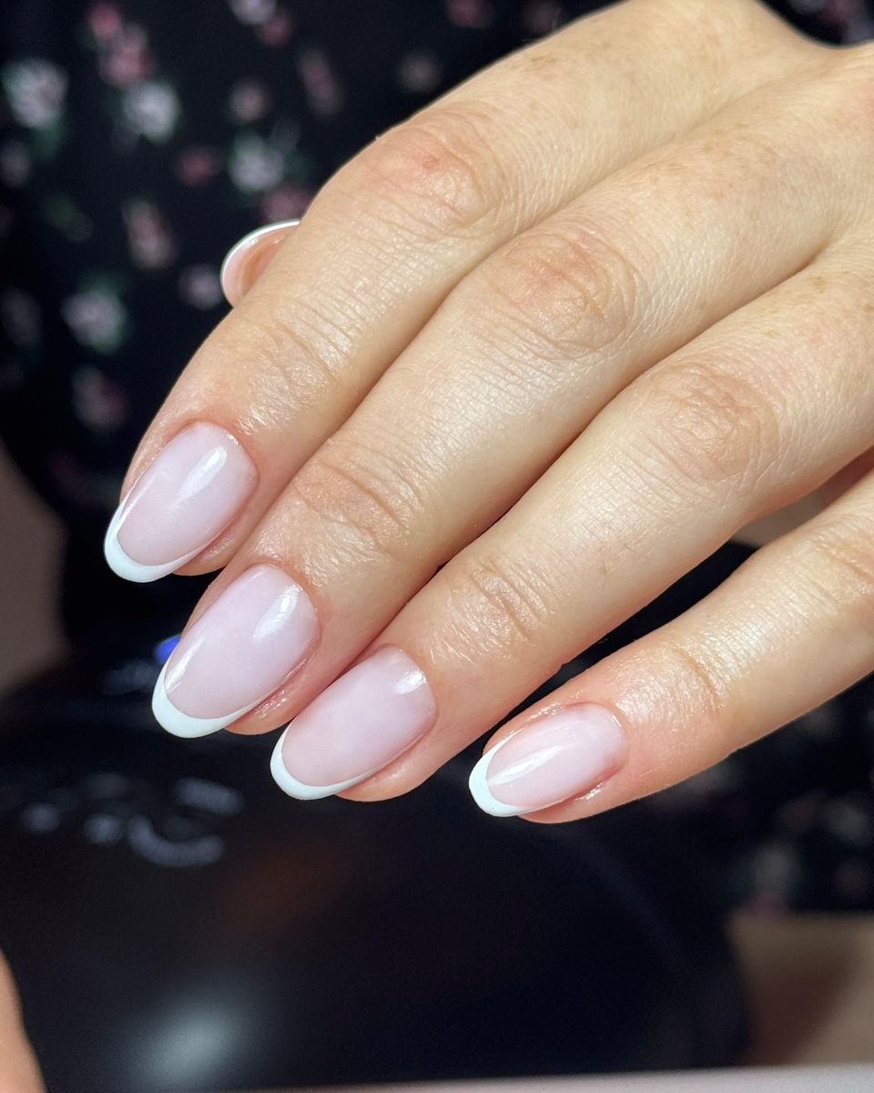 Milchweiße French Nails in Mandelform