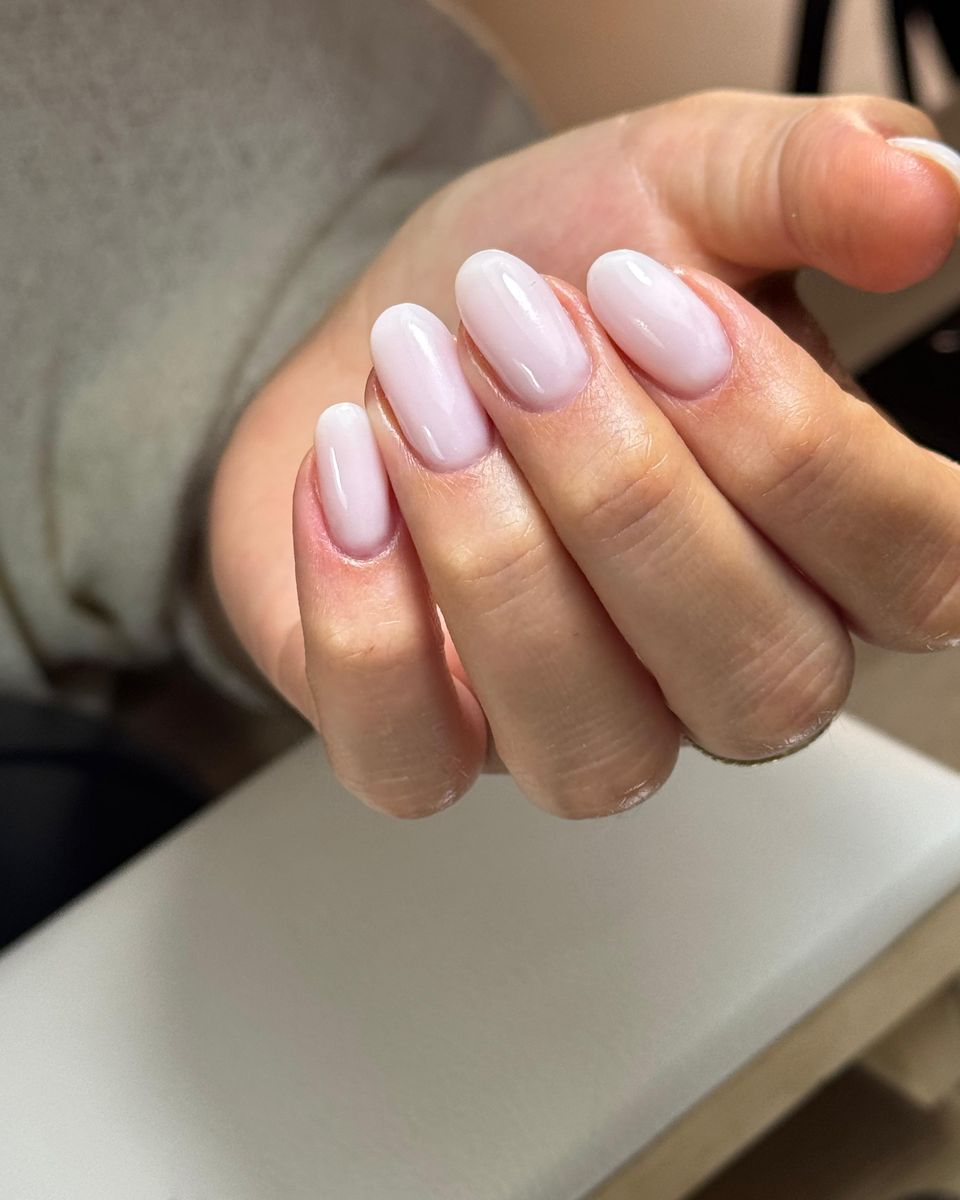 Milchig-rosa Gel-Lack in ovaler Form