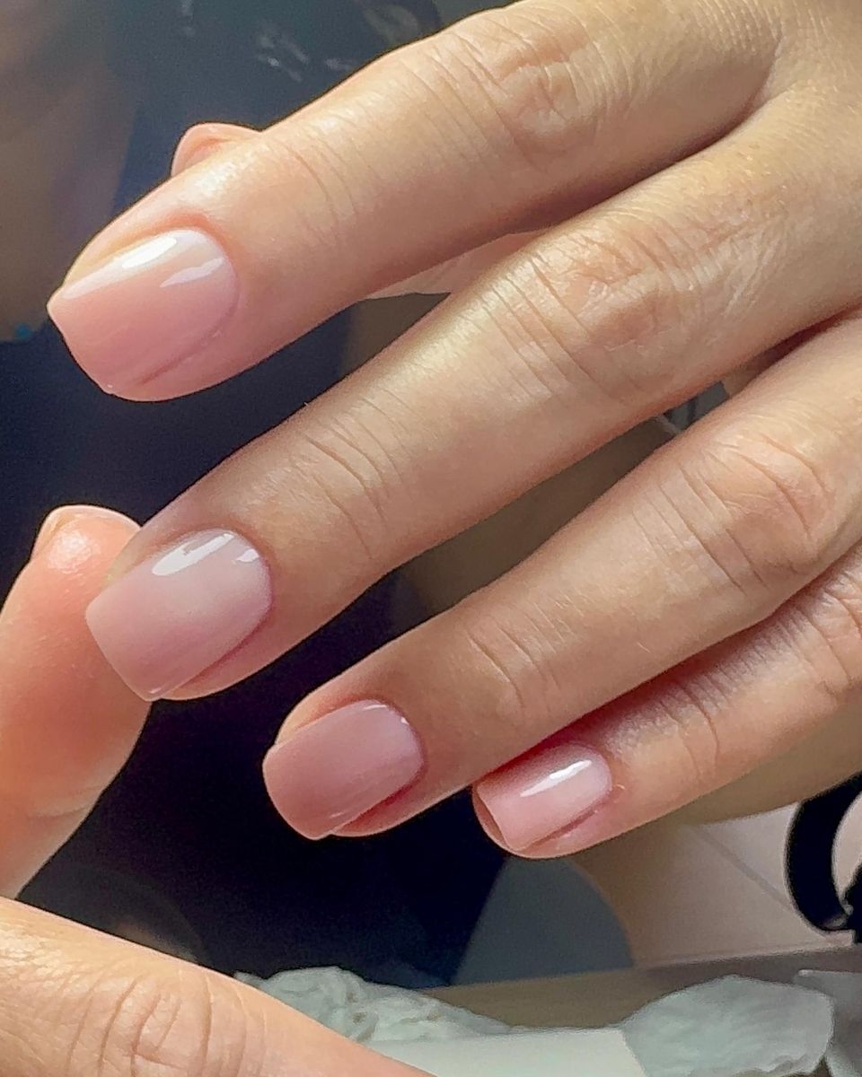 Nude-Rosé Gel-Lack auf kurzen Nägeln