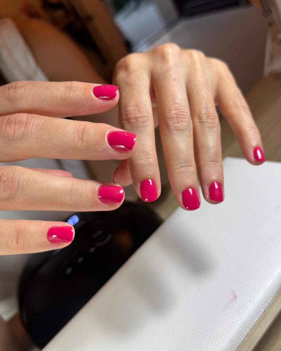 Pinke Maniküre auf kurzen Nägeln