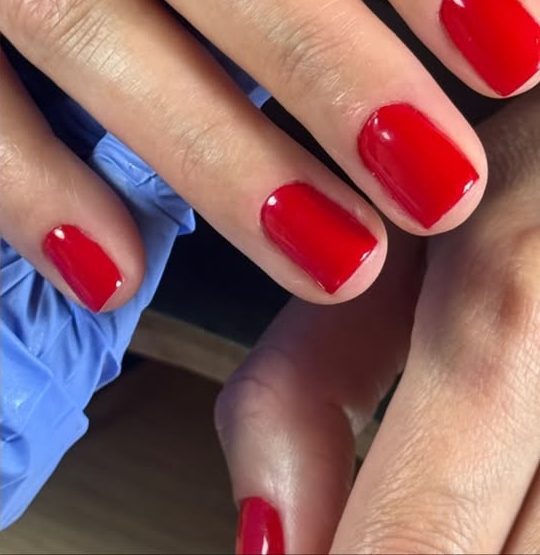 Dieselben Nägel mit roter Gel-Farbe nach der Behandlung