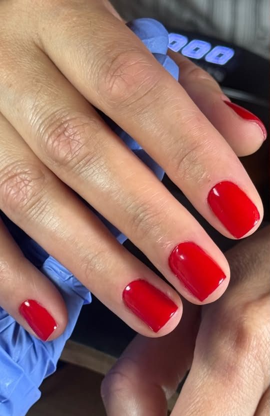 Rote Gel-Farbe auf kurzen Nägeln, zweiter Schulungstag