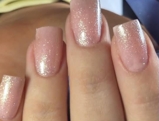 Rosé-Glitzer-Gelnägel in eckiger Form, vierter Schulungstag