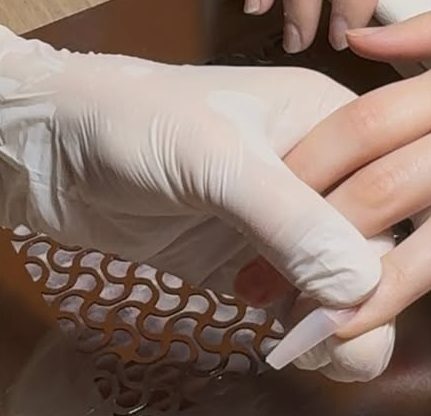 Aufsetzen eines Gel-Tips während der Schulung